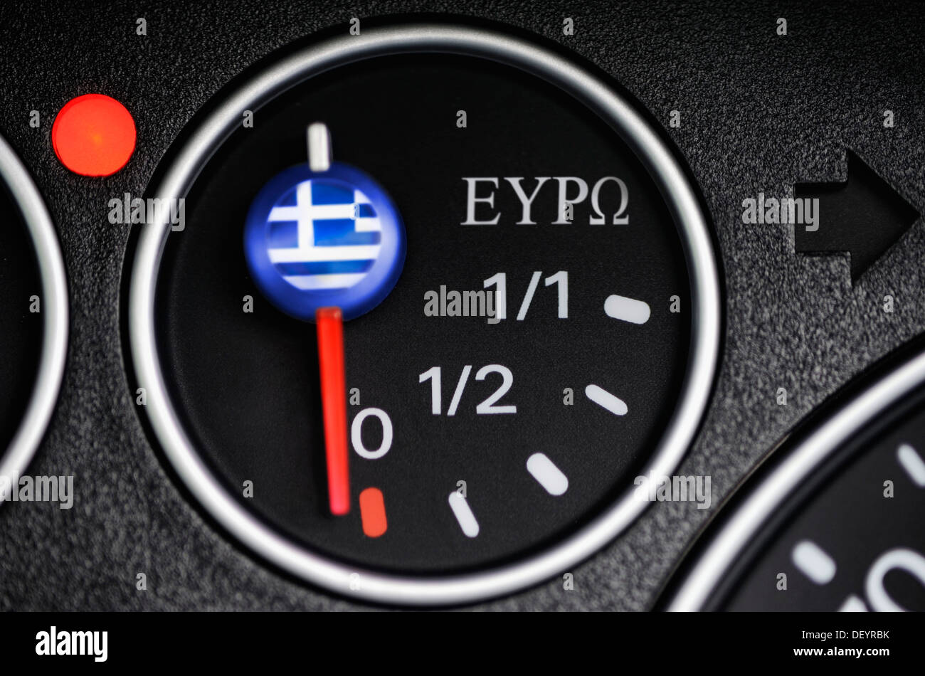 Indicatore del livello del combustibile a zero con la bandiera greca, immagini simboliche per il fallimento della Grecia Foto Stock