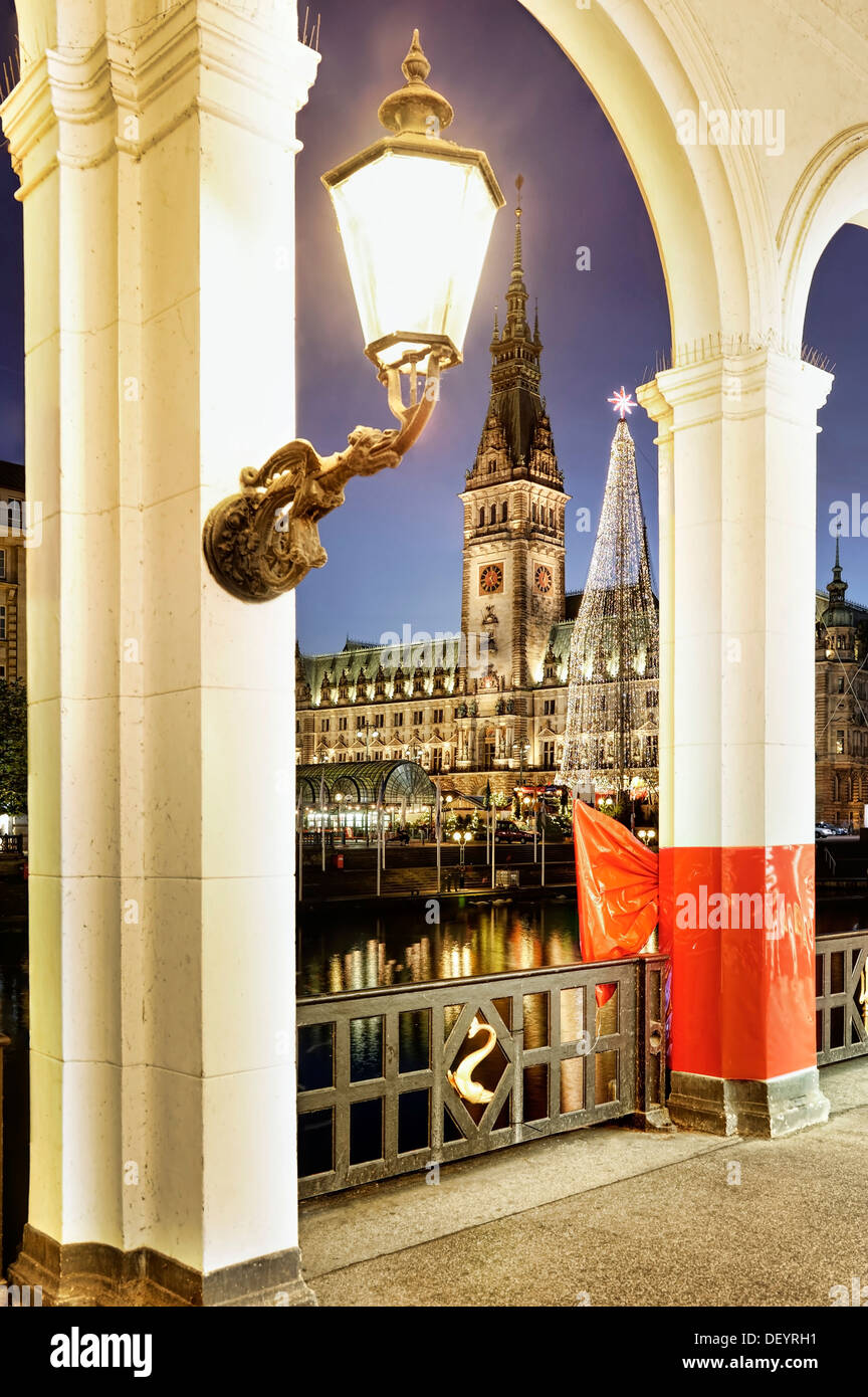Il Municipio con il mercato di Natale e portici Alster Amburgo Foto Stock