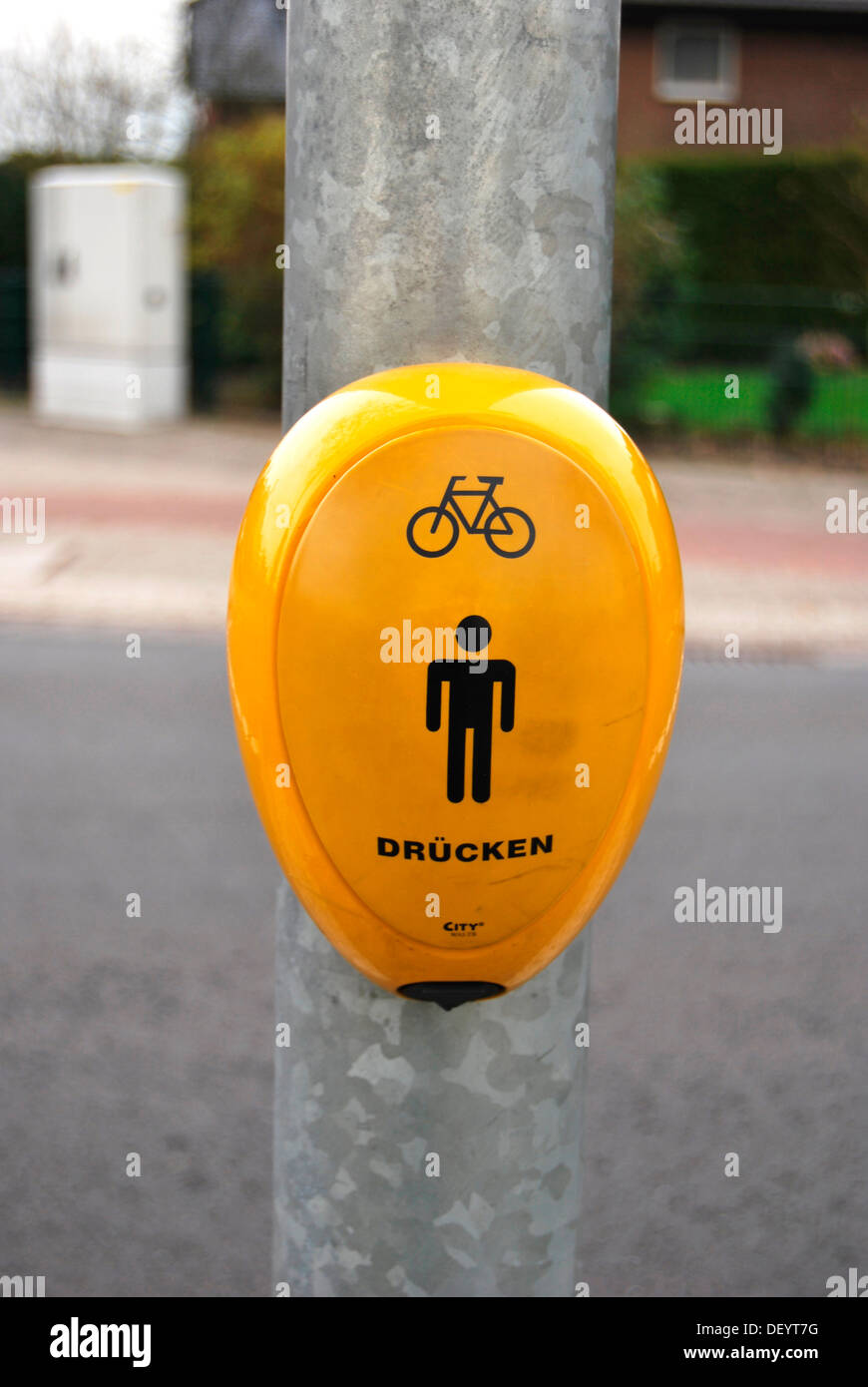 Aiuto acustico per i non vedenti a un semaforo per pedoni e ciclisti Foto Stock