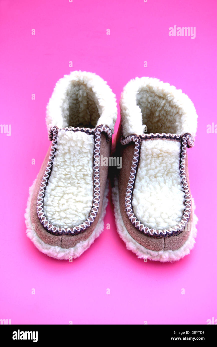 Accogliente casa scarpe fatti di lana di pecora Foto Stock