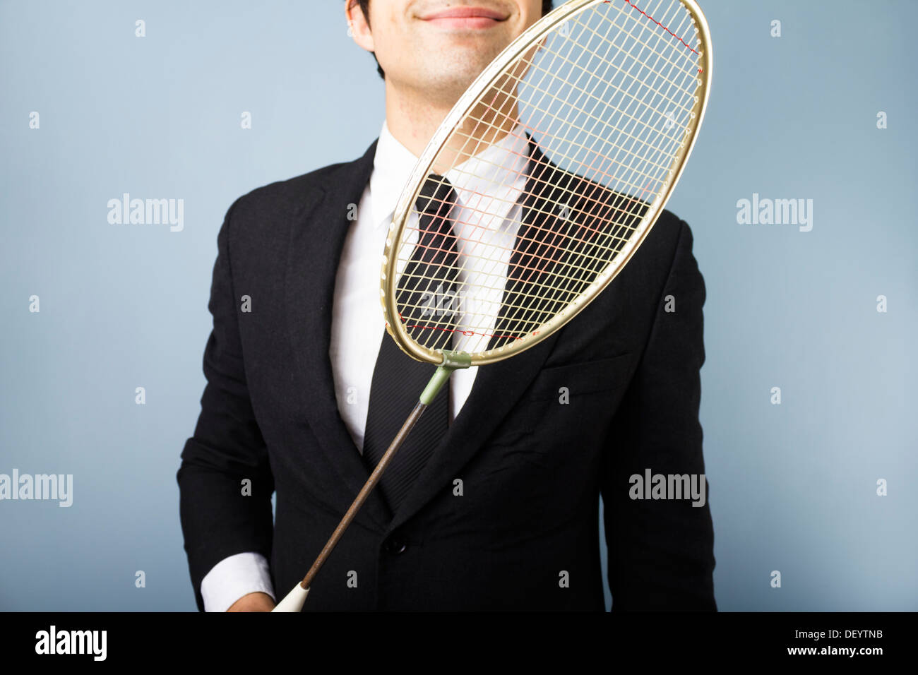 Giovane imprenditore con un campo di badminton racchetta Foto Stock