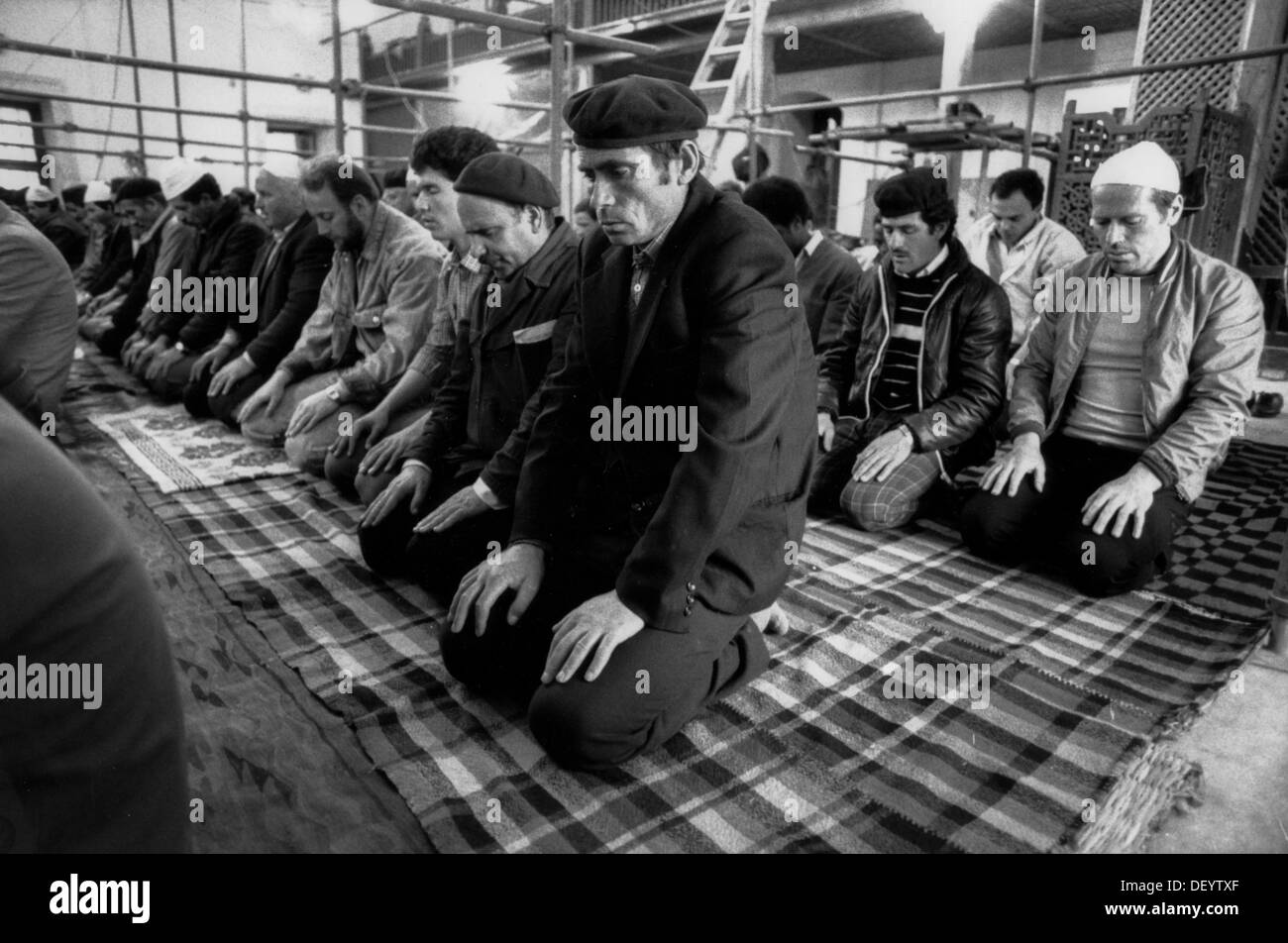 Adoratori presso la moschea centrale. Sofia, Bulgaria. Aprile 1989 Foto Stock