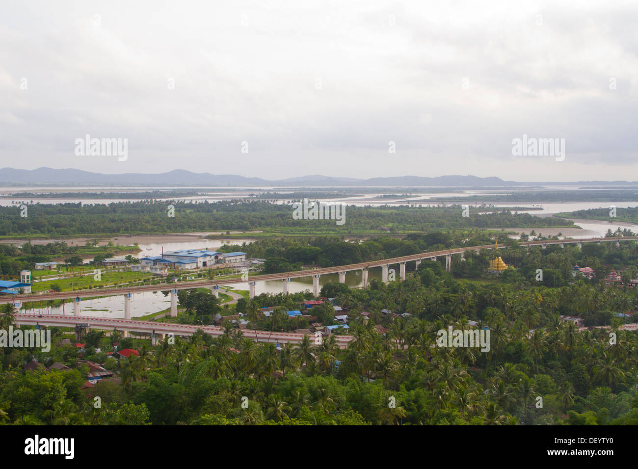 Il Mawlamyine ponte dell'autostrada in fuma Ta ma, Birmania. Foto Stock