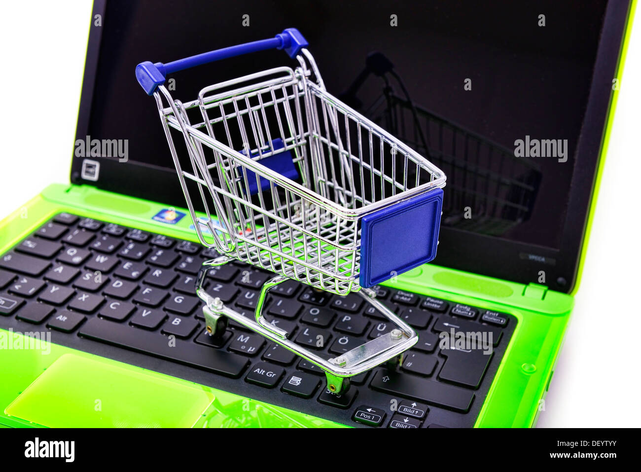 Carrelli di shopping su un laptop, shopping on-line, Einkaufswagen auf einem Laptop, Onlineshopping Foto Stock