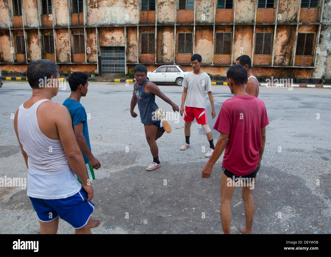 Gli uomini pratica mento Lone Mawlamyine in città. Foto Stock