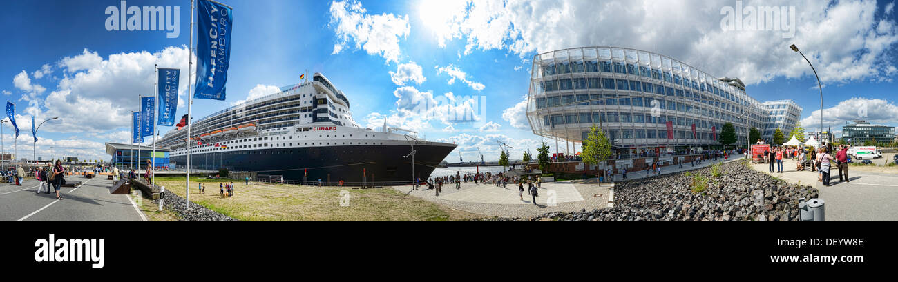 Nave da crociera Queen Mary 2 in terminal crociere nel porto di Amburgo, Germania, Europa Kreuzfahrtschiff Queen Mary 2 a Foto Stock