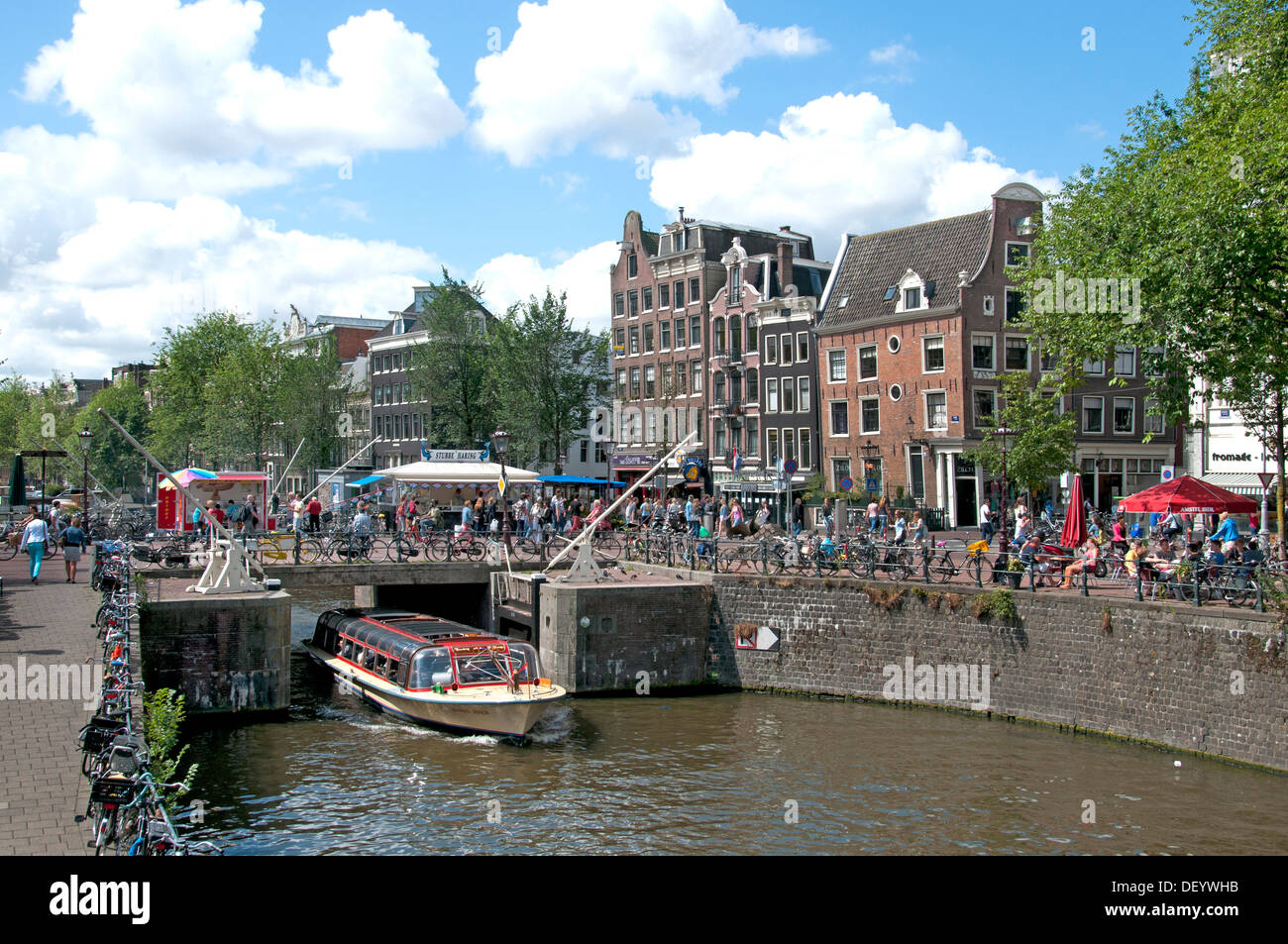 Singel en Haarlemmerdijk Canal House Boat Amsterdam Paesi Bassi Foto Stock