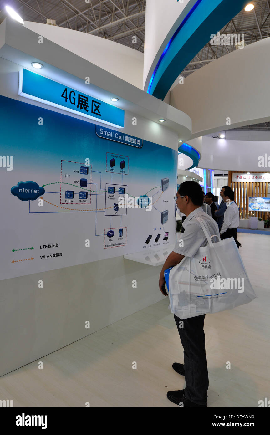 Pechino, Cina - 25 September, 2013, PT/ EXPO COMM China 2013, uno dei più grandi e influenti ICT ed Elettronica la scienza e la tecnologia di mostre in Asia. Le persone che ricercano le nuove tecnologie di comunicazione. Credito: momo leif/Alamy Live News Foto Stock