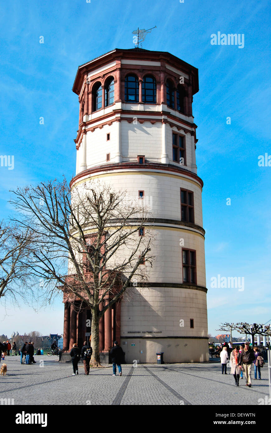 Torre Schlossturm, sede dell'Schifffahrtsmuseum o Museo Marittimo sulla banca del fiume Reno, Burgplatz, old town Foto Stock