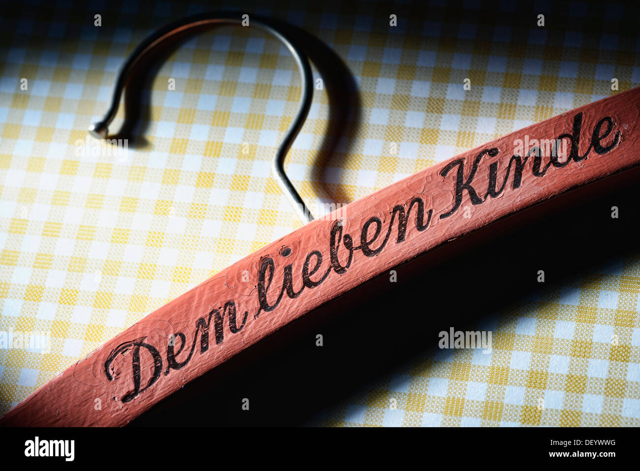 Appendiabiti con la dicitura 'em lieben Kinde " o " per il caro bambino', immagine simbolica per le punizioni corporali Foto Stock