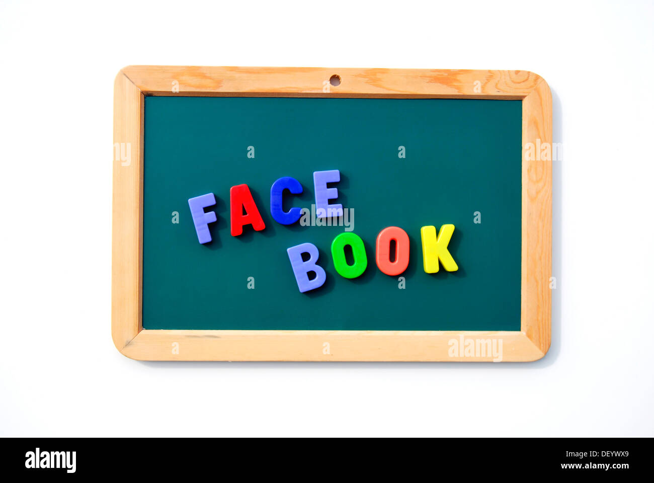 Facebook, scritto con colorate le lettere magnetiche su un bambino di Blackboard, comunità online, reti sociali, la piattaforma Internet Foto Stock