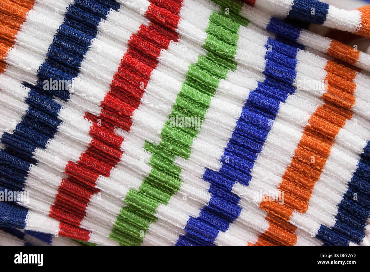 Pila di strisce colorate asciugamani crea pattern in un negozio IKEA Foto Stock Pila di strisce colorate asciugamani crea pattern in un negozio IKEA Foto Stock