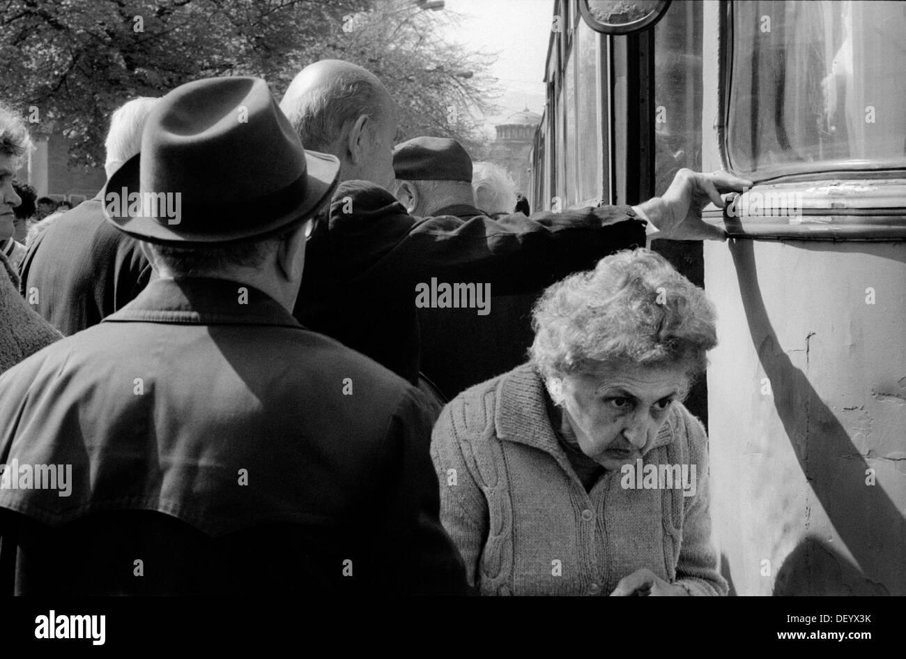 In attesa di un tram. Sofia, Bulgaria. Aprile 1989 Foto Stock