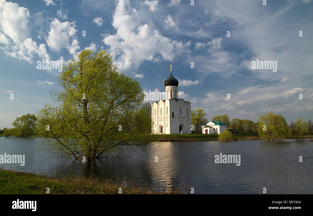 Chiesa di intercessione sul fiume Nerl. Inscritto in Wold nell'elenco del Patrimonio Culturale dell'UNESCO Vladimir regione. La Russia Foto Stock