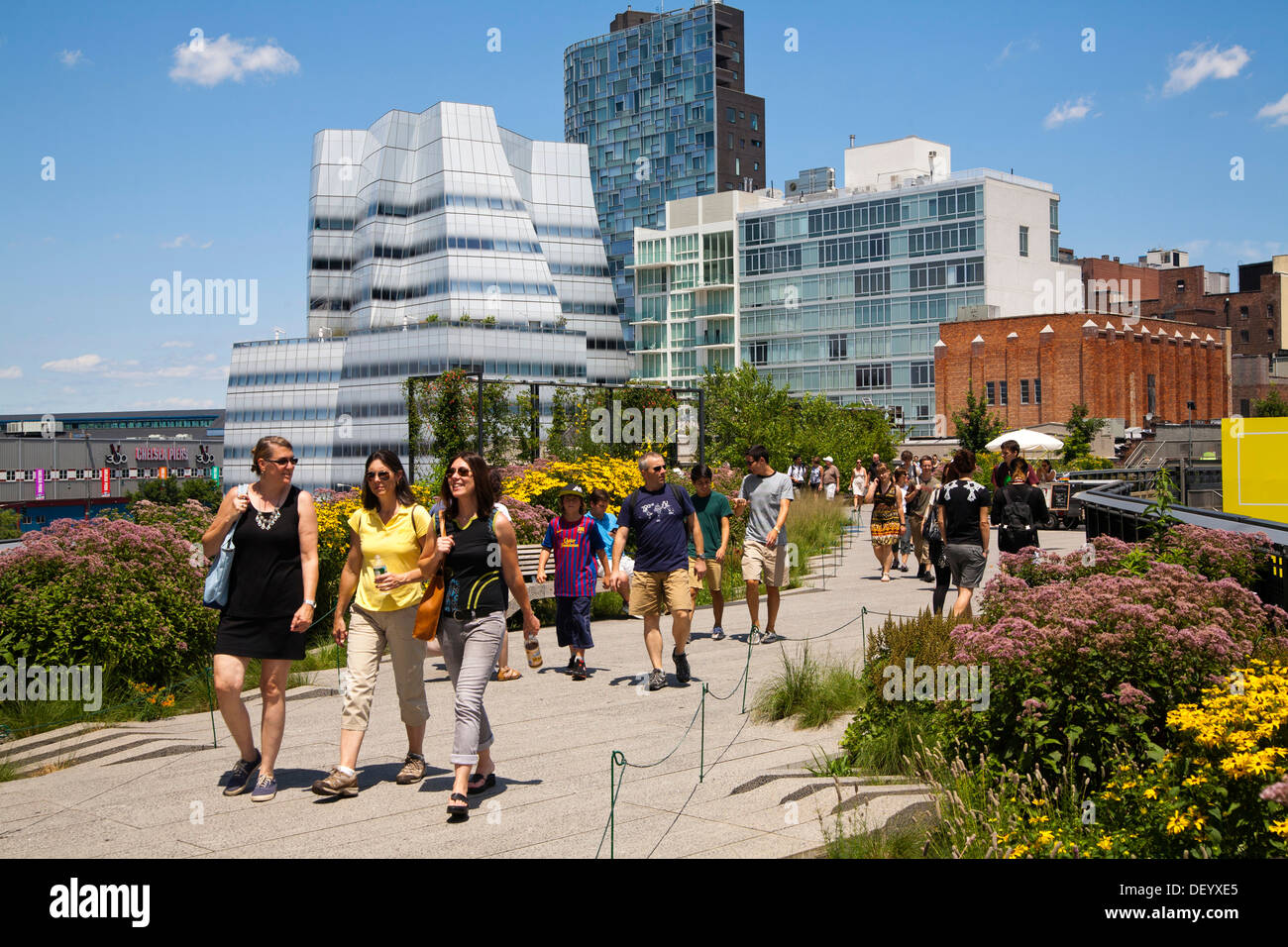 Linea alta Park con la IAC Building di Frank Gehry sul retro, vicino xviii Street, inferiore lato ovest, Chelsea, Manhattan Foto Stock
