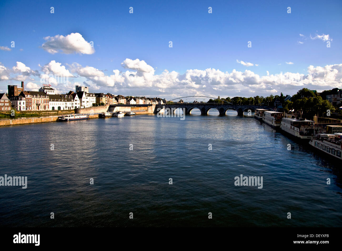 Fiume Meuse o Maas a Maastricht Paesi Bassi con Sint Servaasbrug o di San Servatius Bridge al centro a destra del telaio Foto Stock