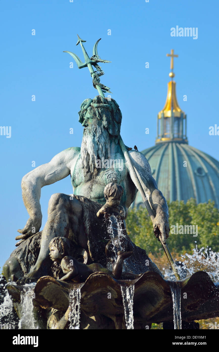 Fontana di Nettuno su Alexanderplatz, la cupola della cattedrale sul retro, Berlino Foto Stock