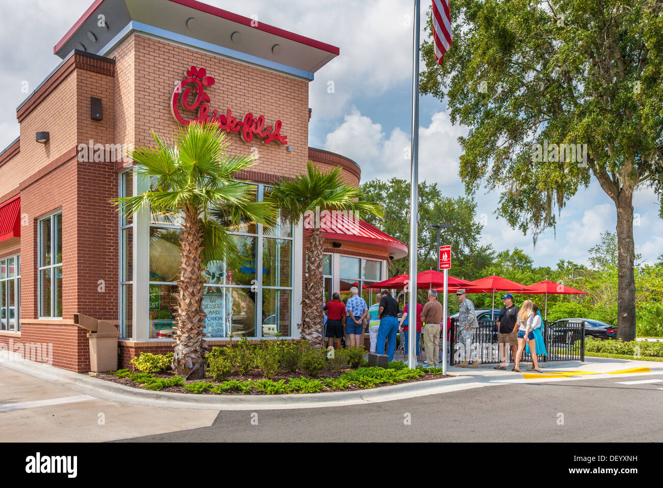 I clienti linea fino a uscire dalla porta al Pulcino-fil-un ristorante fast food in Ocala, Florida a sostegno dei valori cristiani Foto Stock