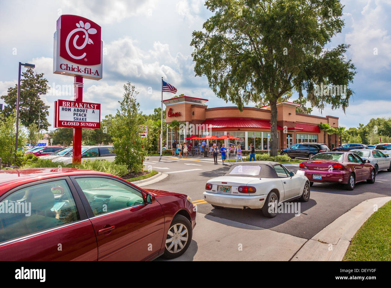 Le vetture schierate per la strada di Chick-fil-un ristorante fast food in Ocala, Florida a sostegno dei valori cristiani Foto Stock