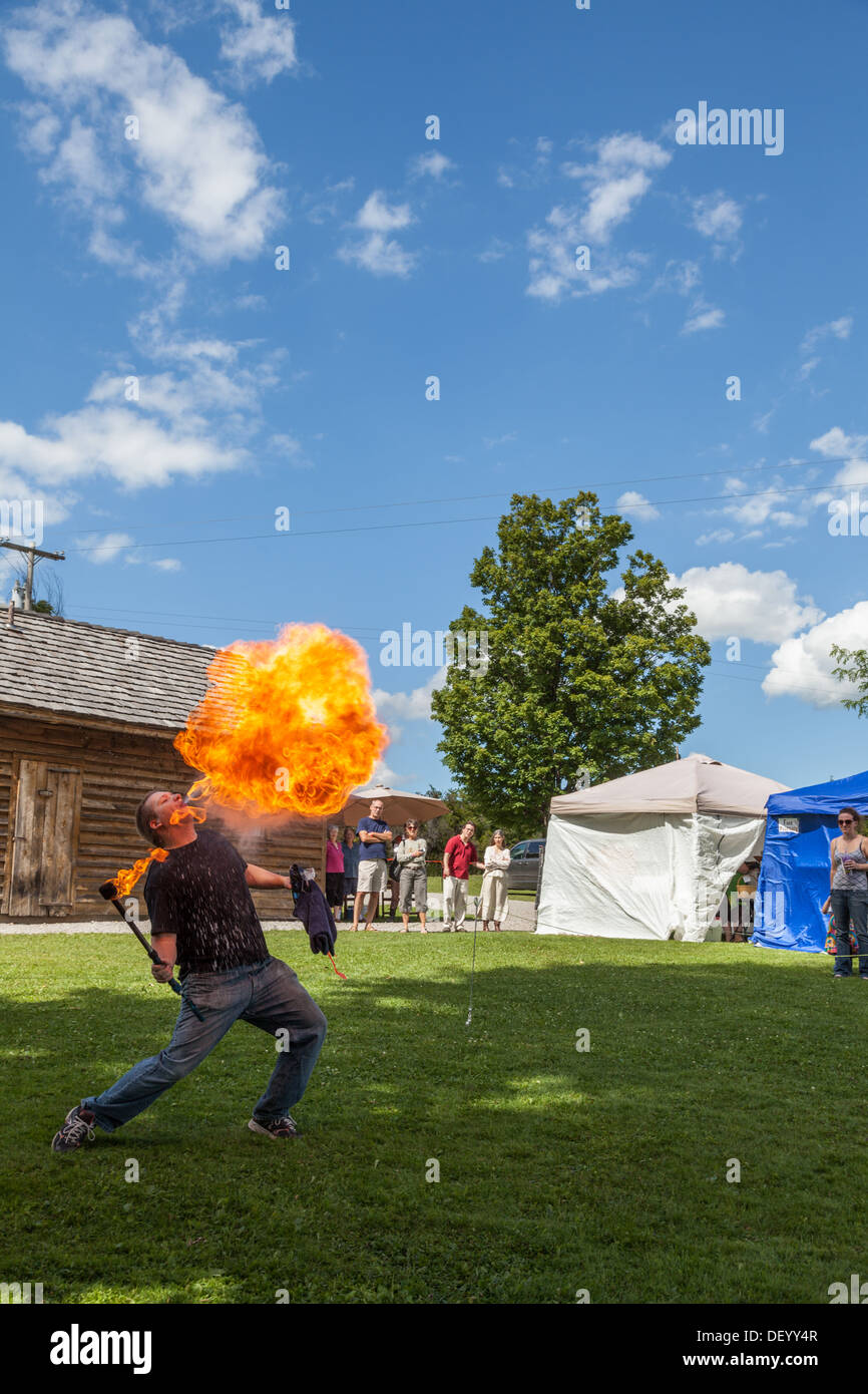 Incendio respirazione intrattenimento a Festa Medievale, Upstate New York, la contea de Montgomery Foto Stock