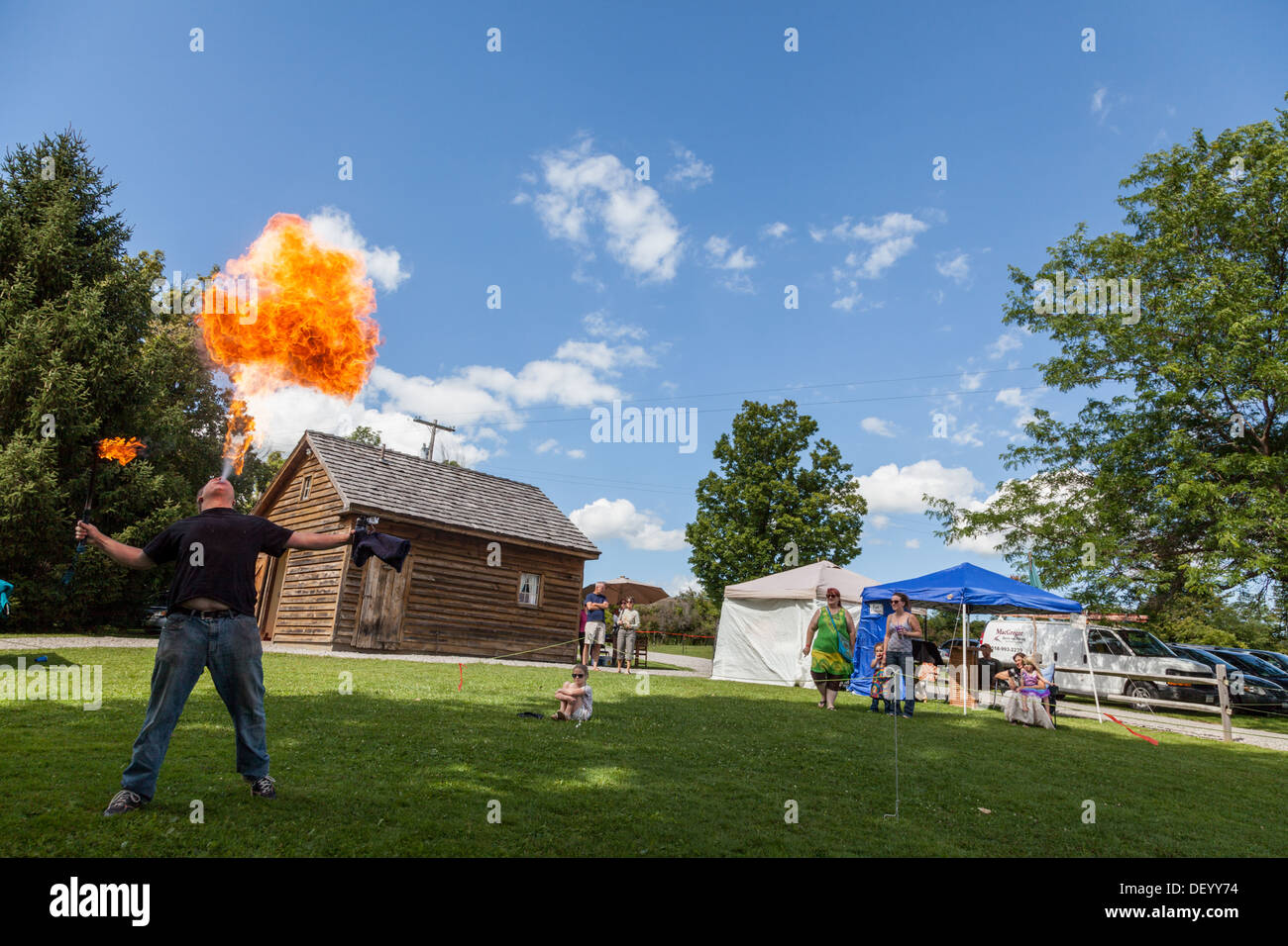 Incendio respirazione intrattenimento a Festa Medievale, Upstate New York, la contea de Montgomery Foto Stock
