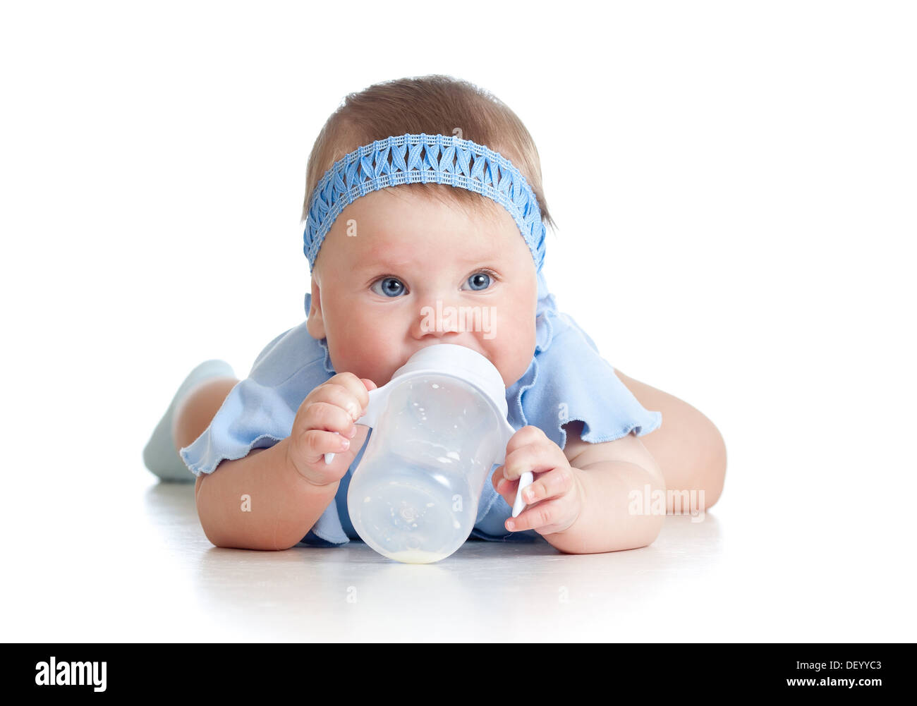 Graziosa bambina bere latte dalla bottiglia. 8 mesi di età. Foto Stock
