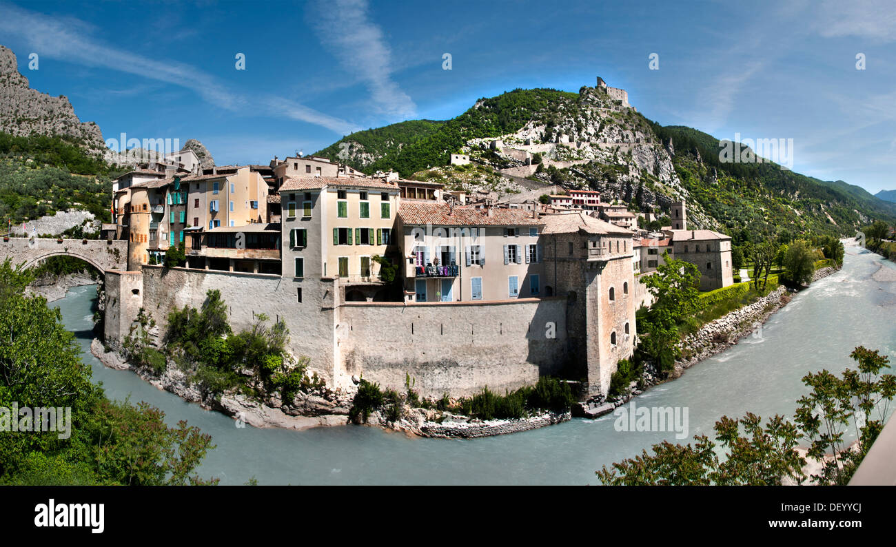 Entrevaux città medievale fortificata da Vauban Francia Alpes de Haute Provence Cittadella Foto Stock