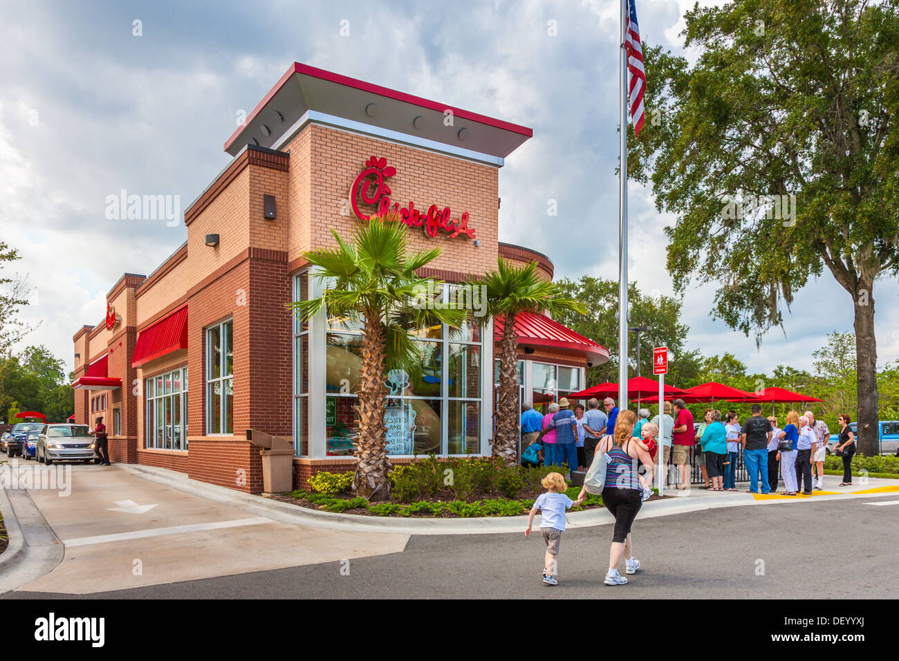 I clienti linea fino a uscire dalla porta al Pulcino-fil-un ristorante fast food in Ocala, Florida a sostegno dei valori cristiani Foto Stock