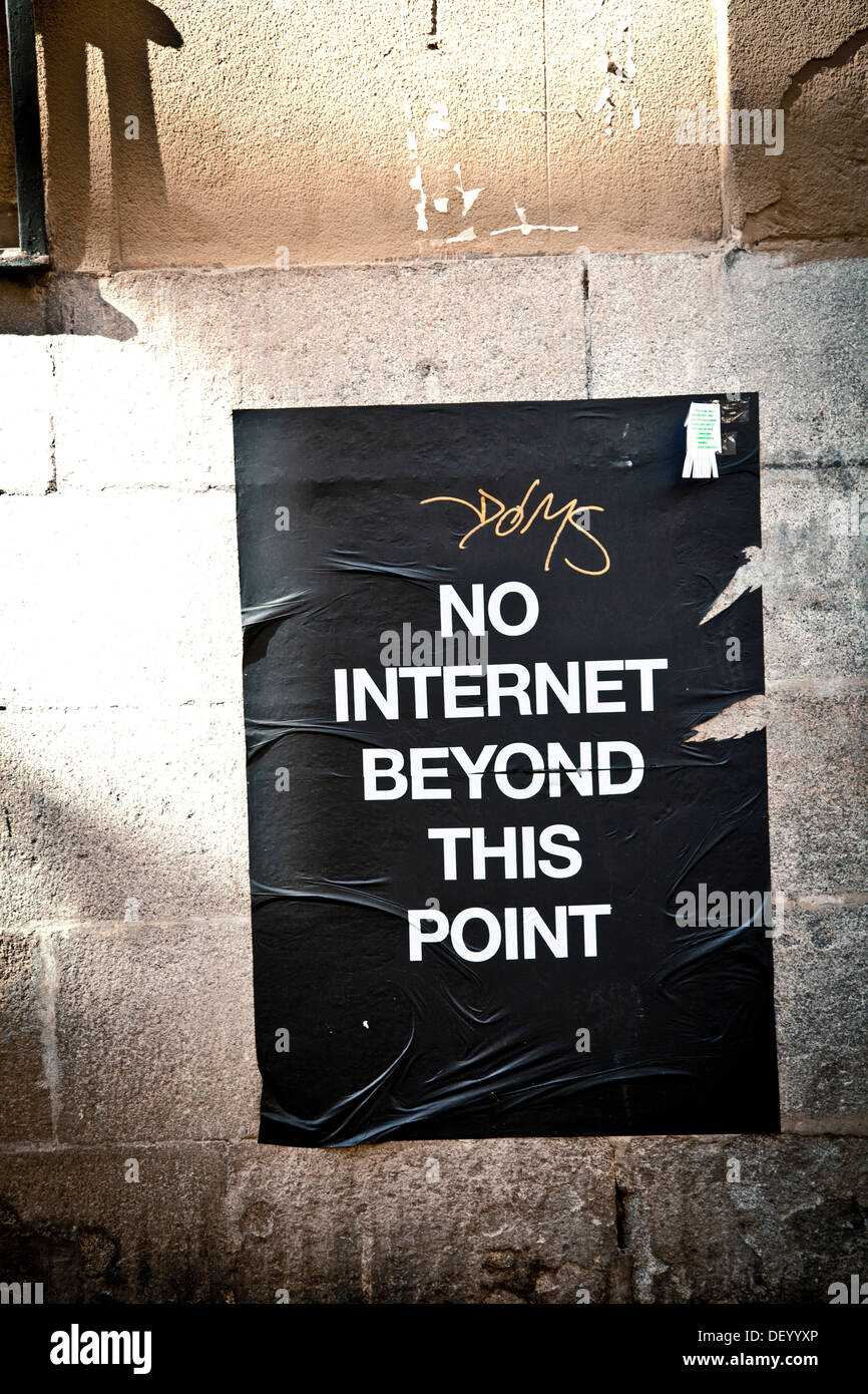 Segno, No internet al di là di questo punto, Arte di strada al Barrio de las Letras, del centro di Madrid, Spagna, Europa Foto Stock
