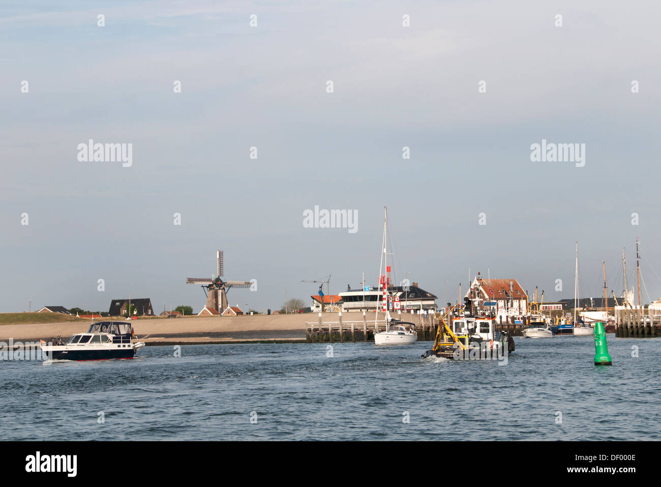 Paesi Bassi Texel Oudeschild port harbour dike il mulino a vento di mare mare di Wadden ( Waddenzee ) Foto Stock
