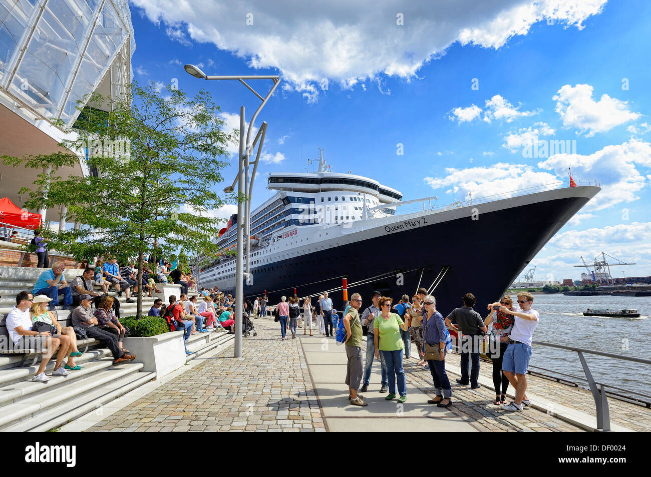 Nave da crociera Queen Mary 2 in terminal crociere nel porto di Amburgo, Germania, Europa Kreuzfahrtschiff Queen Mary 2 a Foto Stock