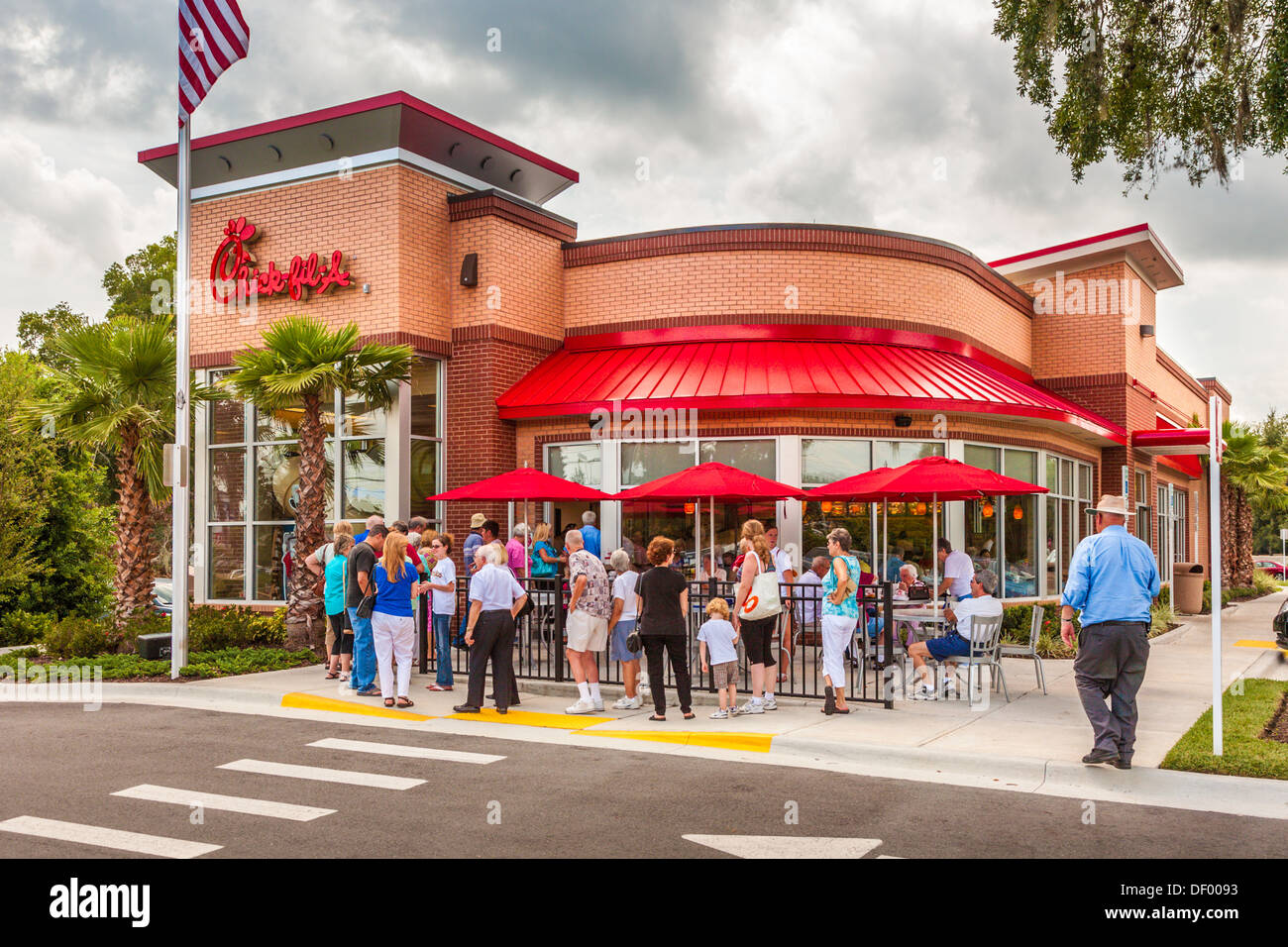 I clienti linea fino a uscire dalla porta al Pulcino-fil-un ristorante fast food in Ocala, Florida a sostegno dei valori cristiani Foto Stock