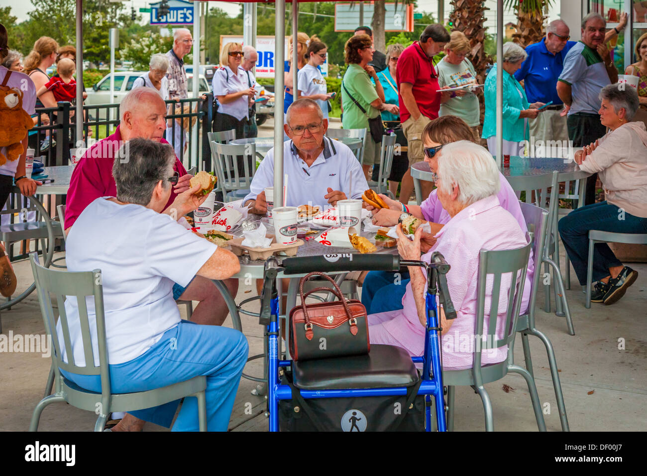 I clienti senior di mangiare nella parte anteriore del Pulcino-fil-un ristorante fast food in Ocala, Florida a sostegno dei valori cristiani Foto Stock