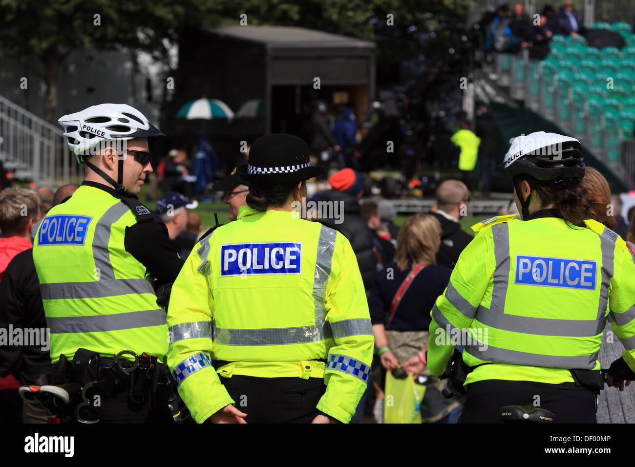 La polizia indossa giacche fluorescenti di pattugliamento in un grande evento a Glasgow Green Foto Stock