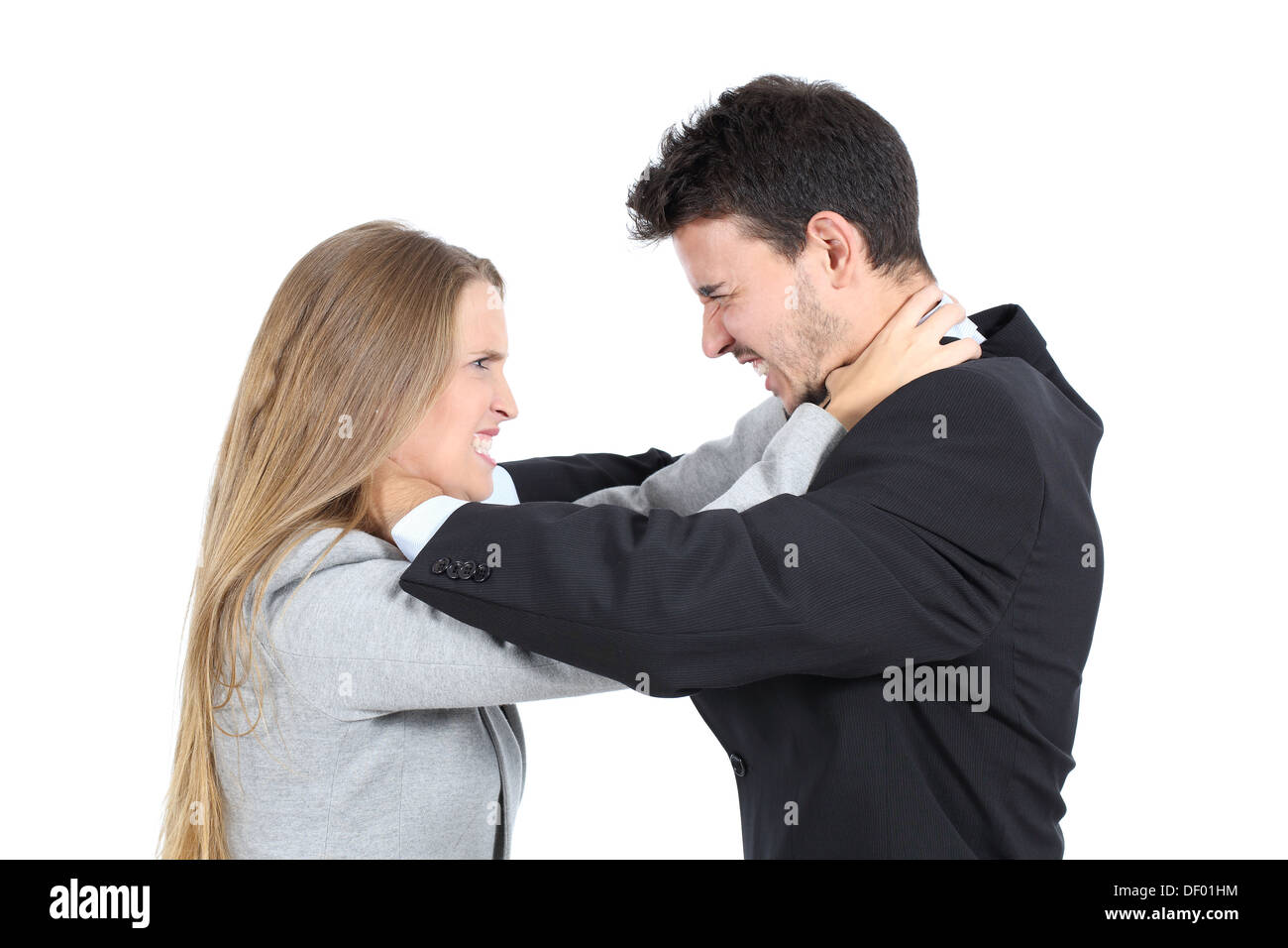 Due imprenditori arrabbiato combattimenti isolati su sfondo bianco Foto Stock