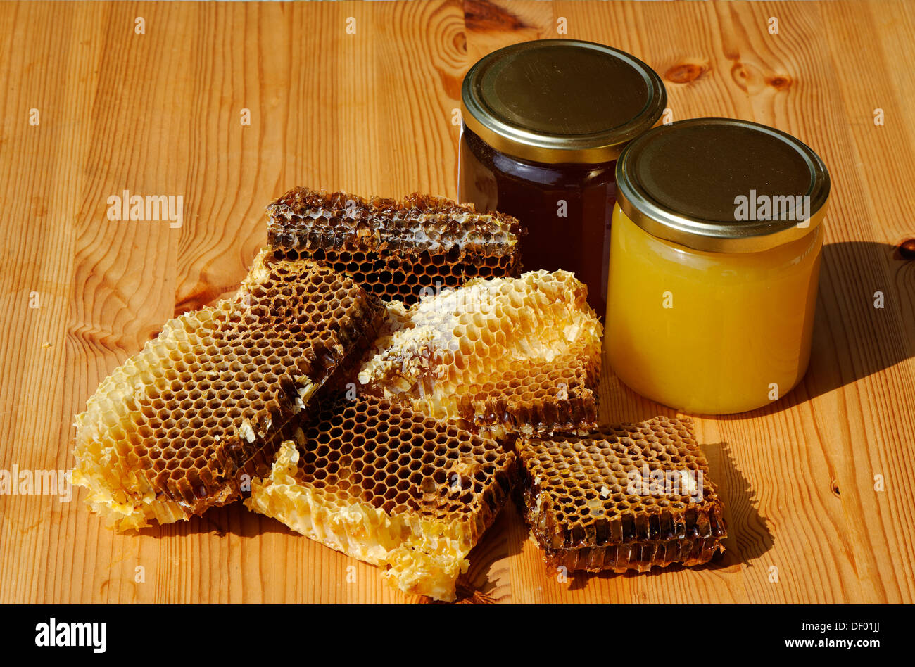 Miele selvatico e la molla del miele in vasetti con favi contenenti miele Foto Stock