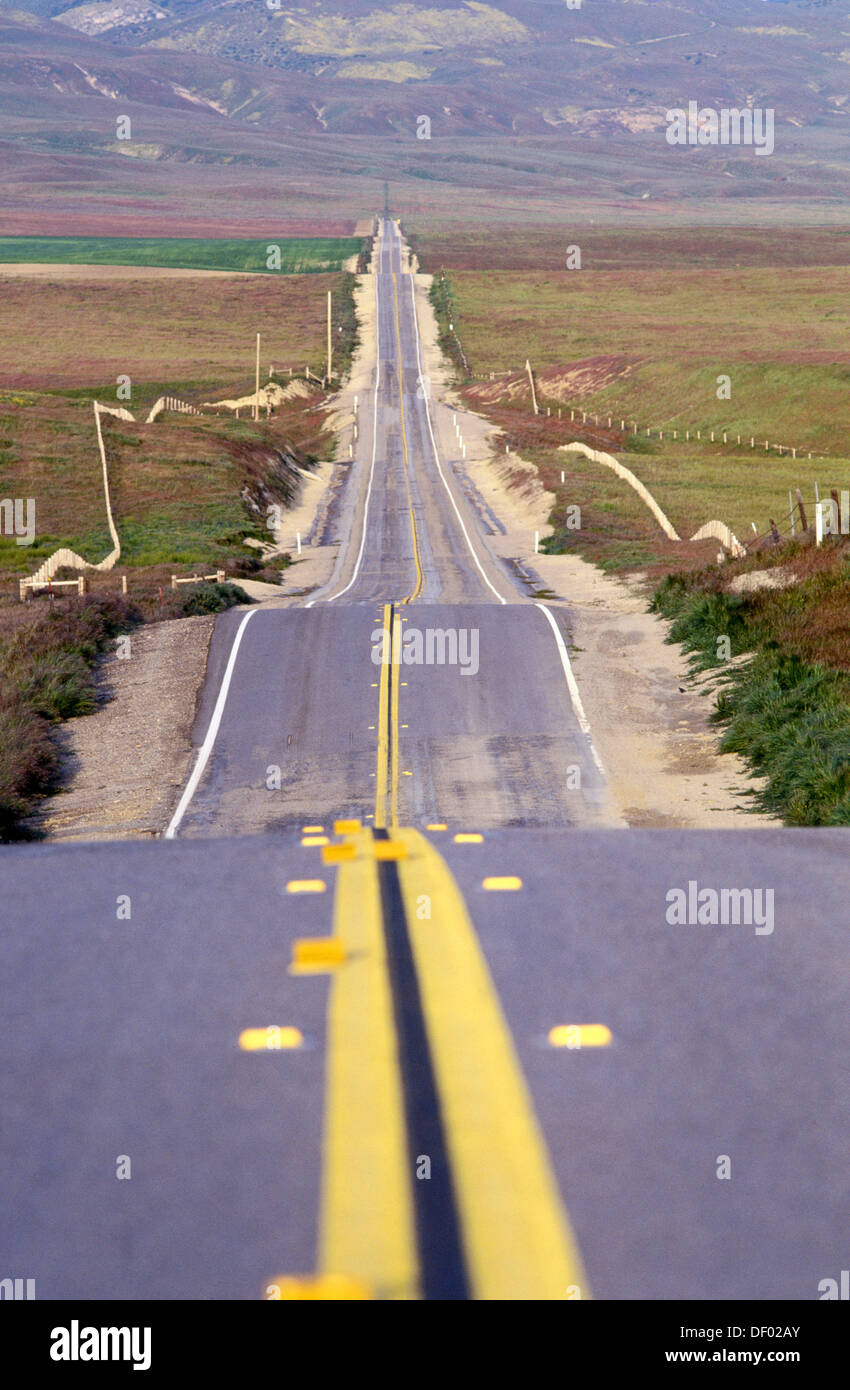 Strada Diritta Immerso Giallo Linea Di Mezzeria Carrizo Plain In California Stati Uniti D America Foto Stock Alamy