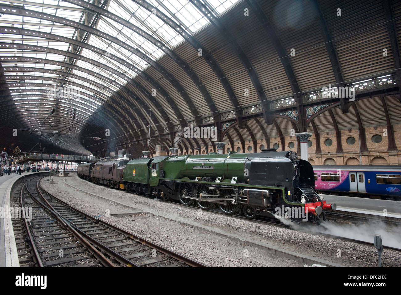 Un LMS 'Incoronazione' class locomotiva a vapore numero 46233 'Duchess di Sutherland' alla stazione di York Foto Stock