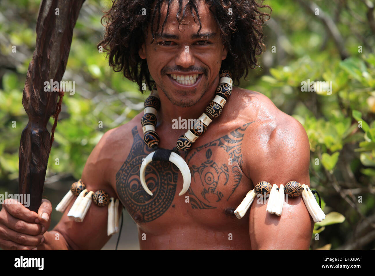 Tatuato uomo di eseguire una danza di guerra, Ua Pou, Isole Marchesi, Polinesia francese, Polinesia, South Pacific Oceania Foto Stock