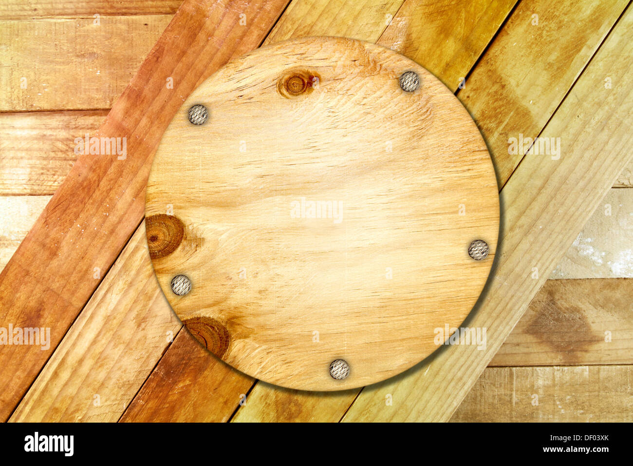 Tondo di legno fissato a tavole Foto Stock