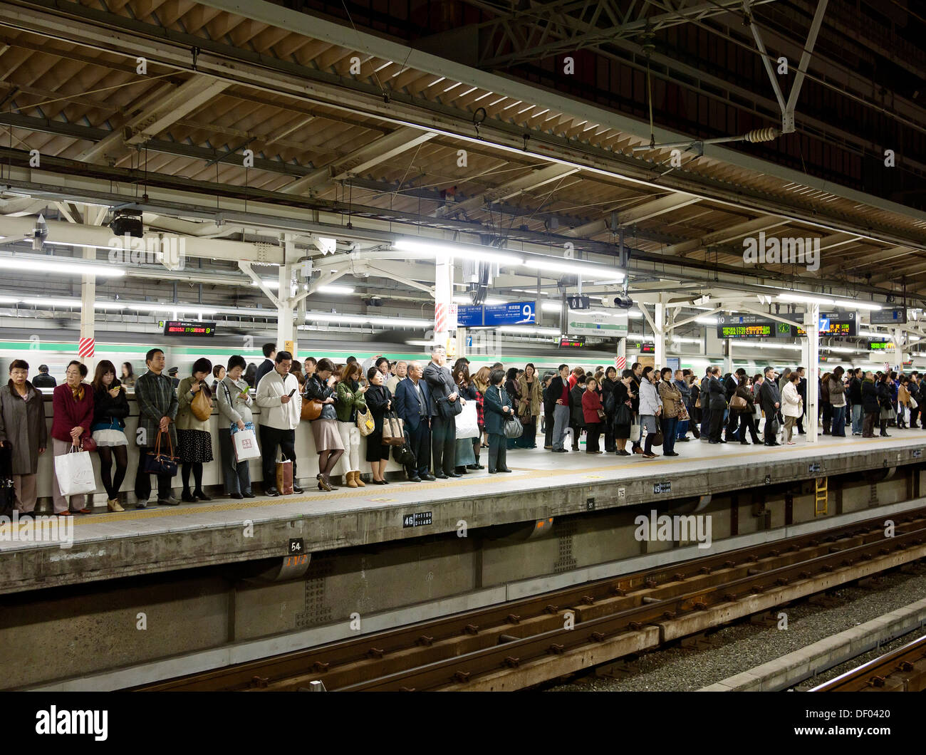Treno affollato Platform Giappone JR Station Foto Stock