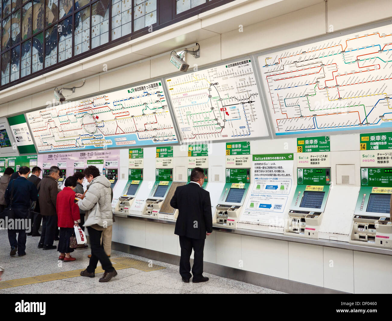 La folla di persone che acquistano i biglietti del treno da distributori automatici a dalla stazione ferroviaria JR di Ueno, Tokyo, Giappone. Foto Stock