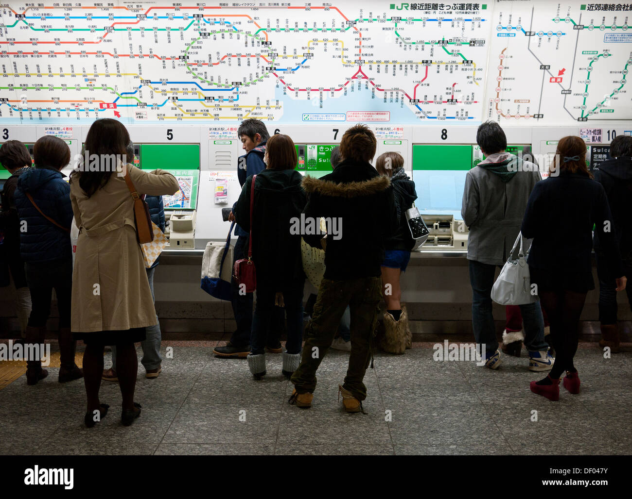La folla di persone che acquistano i biglietti del treno da distributori automatici alla Stazione JR di Yokohama stazione ferroviaria, nella prefettura di Kanagawa, Giappone. Foto Stock