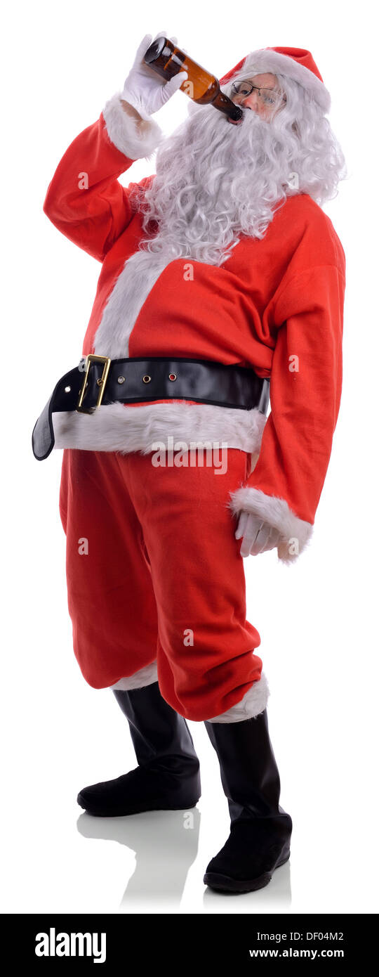 Bad Santa ubriaco bere fuori della bottiglia di birra isolato su sfondo bianco Foto Stock