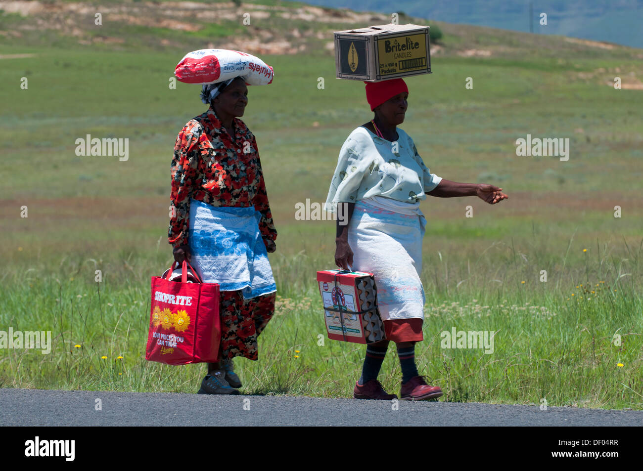 Le donne anziane che trasportano carichi sulle loro teste, Phuthaditjhaba, stato libero, Sud Africa e Africa Foto Stock
