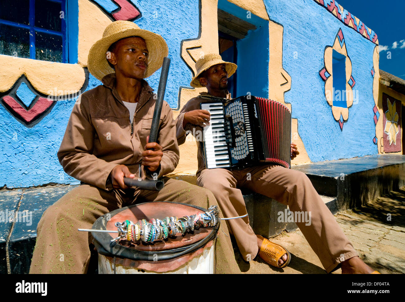 Musicisti tradizionali di suonare la fisarmonica ed un tamburo, Basotho Villaggio Culturale, Golden Gate National Park, stato libero Foto Stock