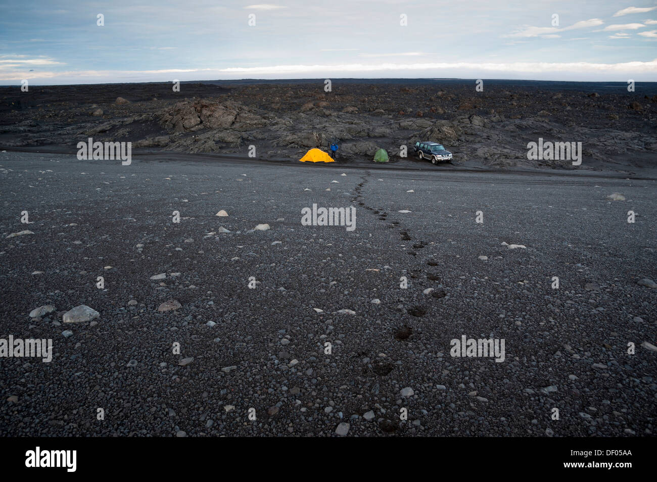 Tende e jeep, camping in campi di lava, altopiani, Islanda, Europa Foto Stock