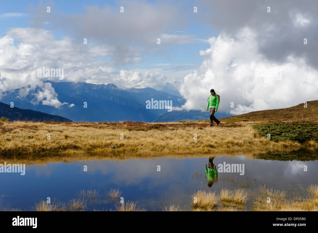 Escursionista presso il lago di Glittner su Col da Le, bei Welschellen, Badia, Alto Adige Provincia, Trentino-Alto Adige, Italia Foto Stock
