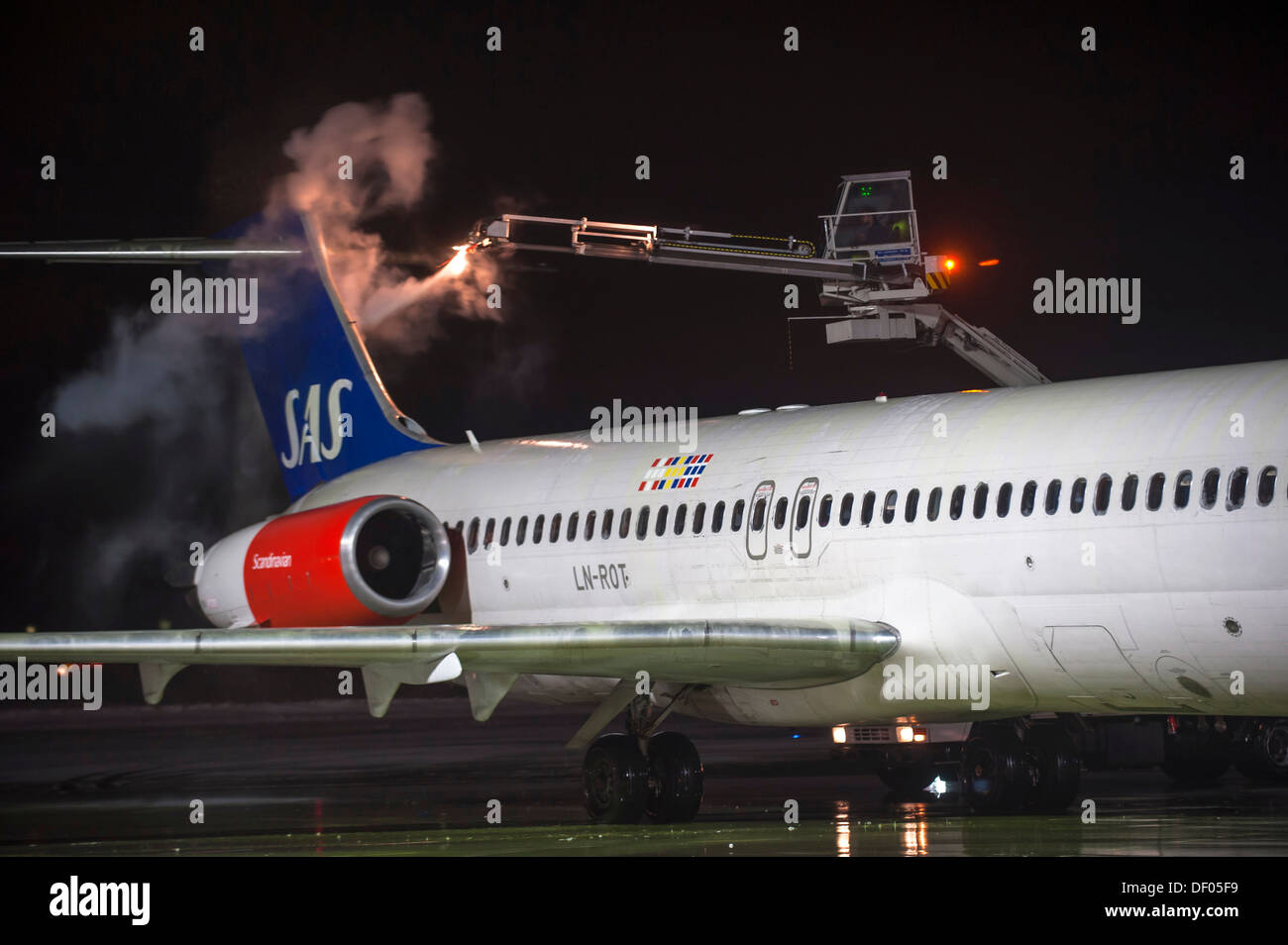SAS, aeromobili McDonnell Douglas, essendo de-iced, Aeroporto Tegel di Berlino Foto Stock