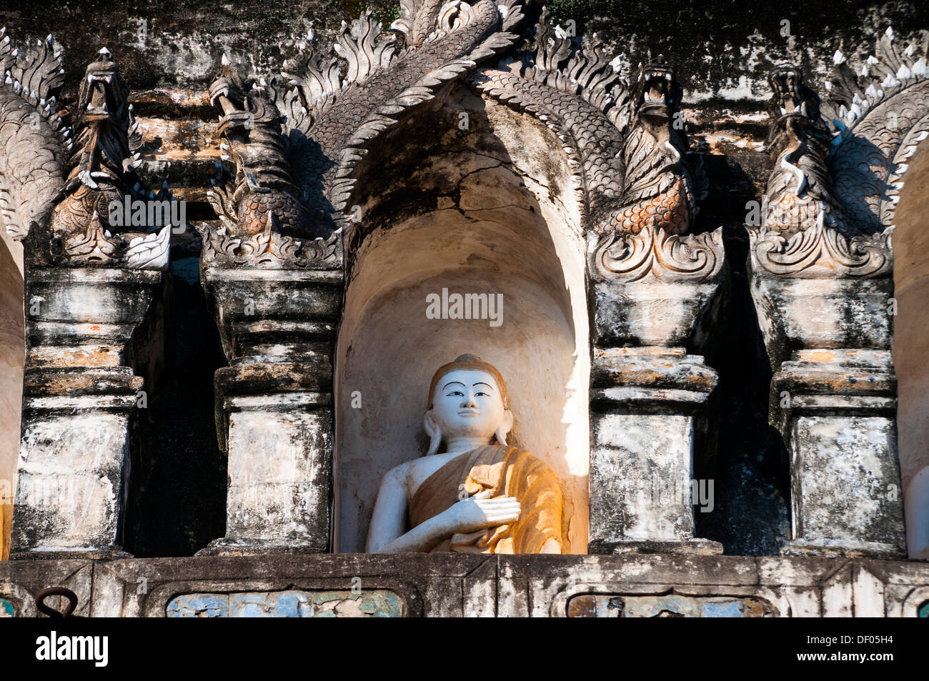 Statua del Buddha, a pagoda o chedi, Wat Chedi Liam, restaurato Wiang Kum Kam insediamento, Chiang Mai, Thailandia del Nord della Thailandia, Asia Foto Stock